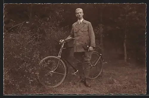 AK Mann mit seinem Fahrrad