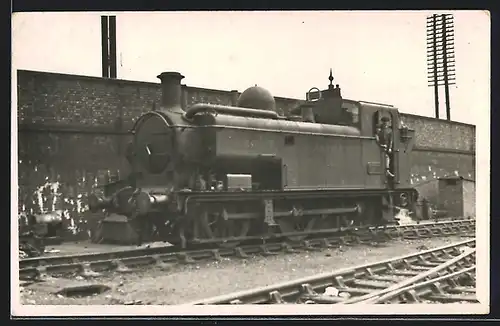 AK Dampflokomotive mit Lokführer auf dem Führerstand