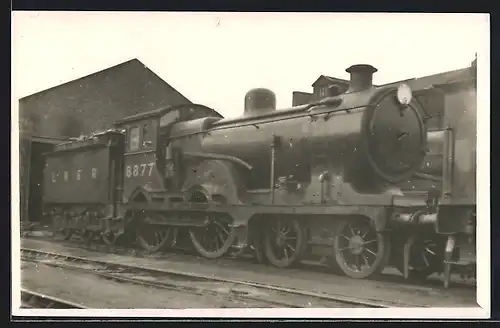 AK Englische Eisenbahn-Lokomotive mit Nr. 8877 der LNER