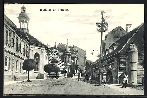 AK Trencianské Teplice, Strassenpartie in der Innenstadt mit Thermalbad