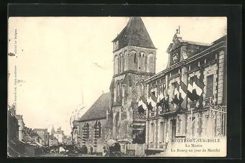 AK Montfort-sur-Risle, la Mairie, le Bourg un jour de Marché