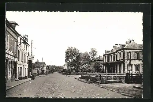 AK Montreuil-l'Argille, Place de l'Hotel-de-Ville