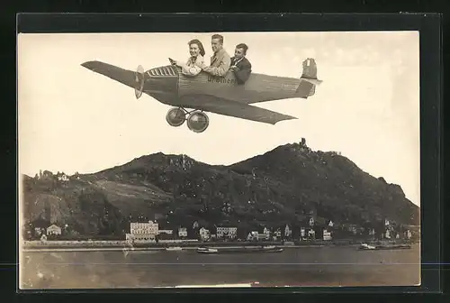 Fotomonatage-AK Menschen in Flugzeug über Drachenfels