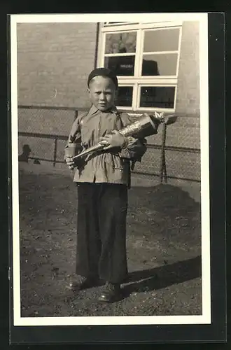 Foto-AK Kleiner Junge mit Ranzen und Schultüte, Schulanfang