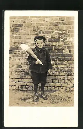 Foto-AK Kleiner Junge mit Ranzen und Schultüte, Schulanfang