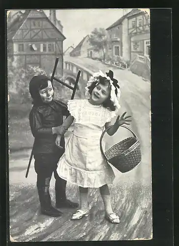 AK Kleiner Schonsteinfeger mit Besen hält Mädchen am Arm fest