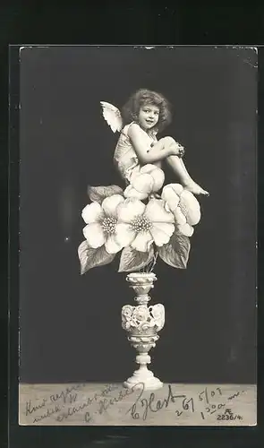 AK Kleines Mädchen mit Engelsflügeln sitzt auf einer Vase mit Blumen