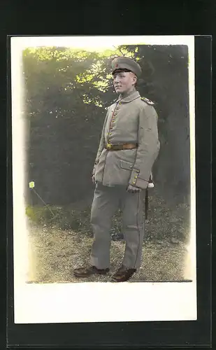 Farbfoto-AK Soldat in Uniform mit Schirmmütze, Uniformfoto