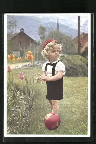 AK Kleinkind mit Gummiball in Garten