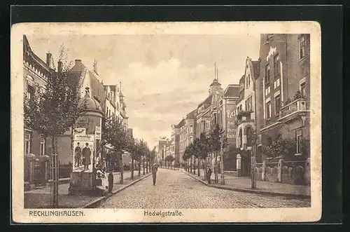 AK Recklinghausen, Hedwigstrasse mit Litfasssäule