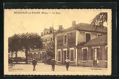 AK Belleville-sur-Saone, Passanten vor dem Bahnhofsgebäude, la Gare