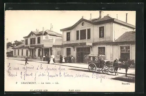 AK Chaumont, la Gare, Passanten vor dem Bahnhofsgebäude