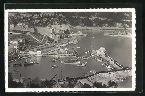 AK Villefranche-sur-Mer, La Darse pendant un combat naval fleuri, Kriegsschiffe vor dem Hafen