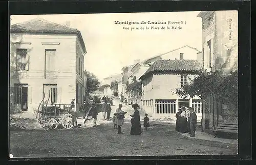 AK Montignac-de-Lauzun, Vue prise de la Place de la Mairie