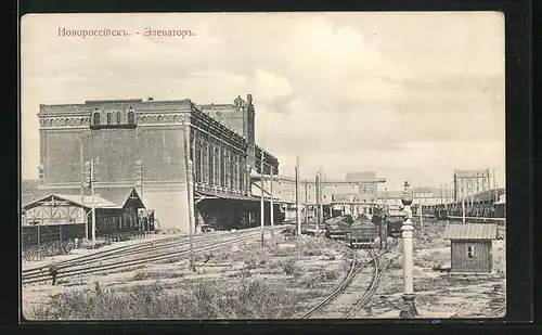 AK Noworossijsk, Aufzug in einer Fabrikanlage mit Güterbahnhof