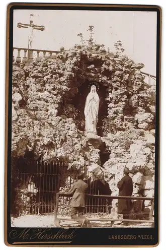 Fotografie M. Hirschberg, Landsberg /Lech, Ansicht Scheuring, Pilger vor der Lourdesgrotte