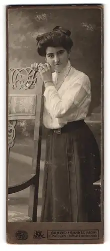 Fotografie Ganzel-Frankes Nachfolger, Görlitz, Portrait junge Dame in weisser Bluse an Stuhl gelehnt