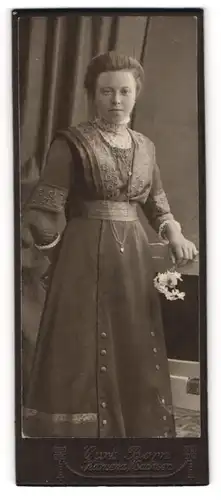 Fotografie Curt Born, Kamenz i / Sachsen, Portrait modisch gekleidete Dame mit Blume an Stuhl gelehnt