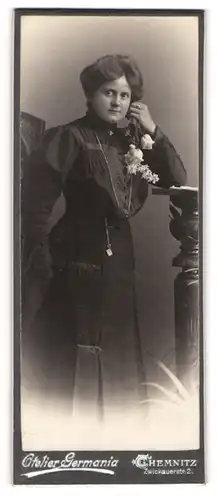 Fotografie Atelier Germania, Chemnitz, Portrait bürgerliche Dame mit Blumen an Sockel gelehnt