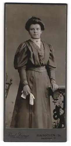 Fotografie Paul Lange, Hainichen i / Sa., Portrait bürgerliche Dame im modischen Kleid mit Handschuhen