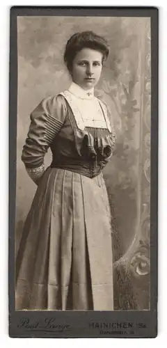 Fotografie Paul Lange Nachflgr., Hainichen i / Sa., Portrait junge Dame in zeitgenössischer Kleidung