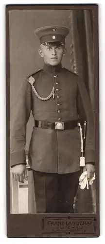 Fotografie Franz Landgraf, Zwickau, Portrait Soldat in Uniform mit Schirmmütze und Handschuhen