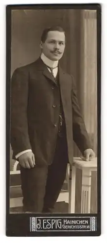 Fotografie J. Espig, Hainichen, Portrait charmanter Herr im Anzug mit Krawatte
