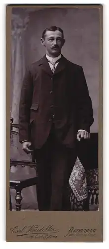 Fotografie Carl Koudelka, Altenburg, Portrait junger Herr im Anzug mit Krawatte und Schnurrbart