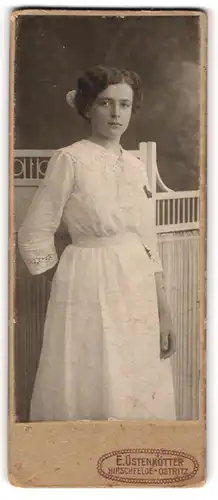 Fotografie E. Ostenkötter, Hirschfelde i. Sa., Portrait junge Dame im weissen Kleid