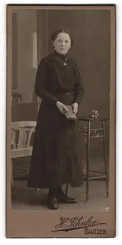 Fotografie H. Schulze, Bautzen, Portrait junge Dame im schwarzen Kleid mit Buch