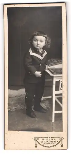 Fotografie Atelier Strube, Löbau i / S., Portrait kleiner Junge im Matrosenanzug