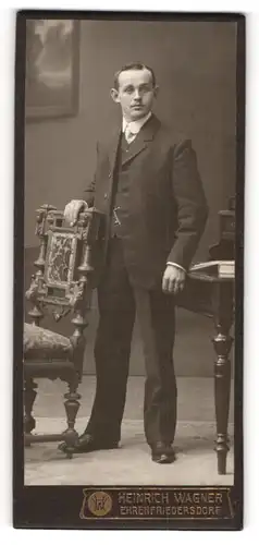 Fotografie Heinrich Wagner, Ehrenfriedersdorf, Portrait junger Herr im eleganten Anzug an Stuhl gelehnt