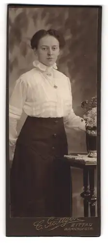 Fotografie C. Güttges, Zittau, Portrait junge Dame in eleganter Kleidung mit Medaillon