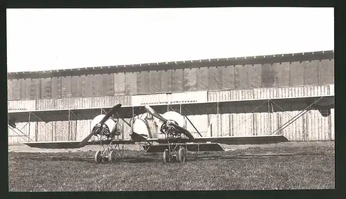 Fotografie 1.WK, Flugzeug Caudron vor Hangar auf einem Flugplatz
