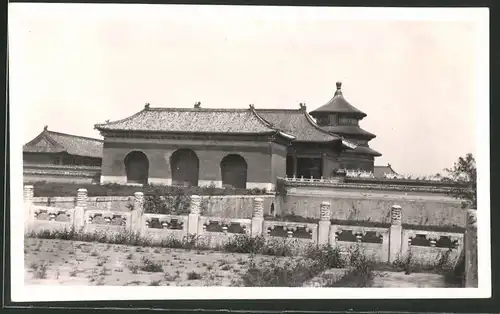 Fotografie Fotograf unbekannt, Ansicht Peking, Tempelanlage mit Pagode