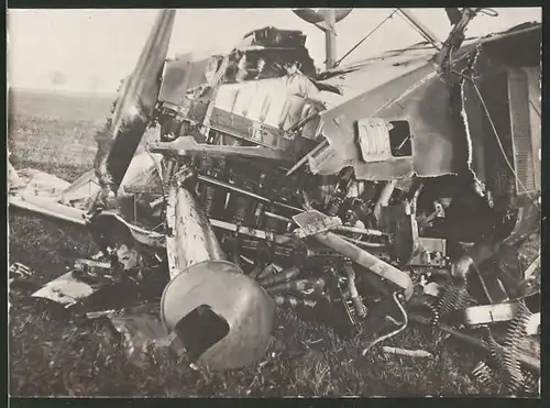 Fotografie 1.WK, Flugzeug-Wrack, Detail des zerstörten Motors