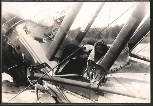 Fotografie 1.WK, Flugzeug-Wrack, Detail des zerstörten Cockpit