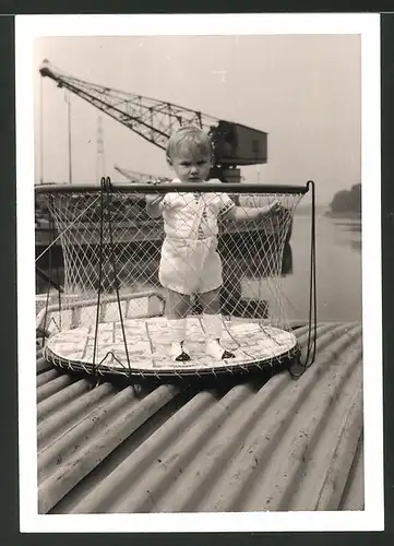 Fotografie niedliches Kleinkind in einem Laufgitter - Laufstall