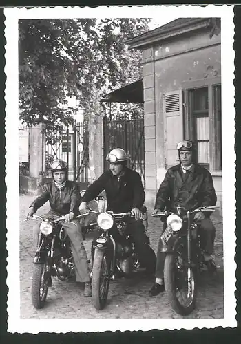 Fotografie Motorrad, Burschen mit Krad während einer Spritztour