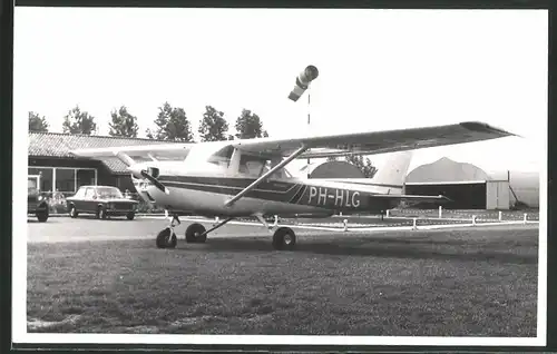 Fotografie Flugzeug-Hochdecker Propellermaschine Kennung PH-HLG auf einem Flughafen