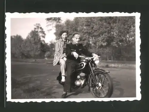 Fotografie Motorrad DKW, Bursche und junge Frau auf Krad