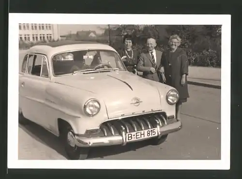 Fotografie Auto Opel, glückliche Familie am PKW mit Kfz-kennzeichen Berlin