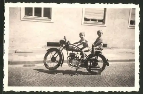 Fotografie Motorrad, niedliche Knaben auf Krad sitzend