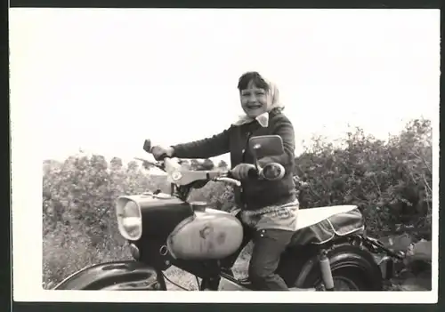Fotografie Motorrad Simson Star, lachendes Mädchen sitzt auf Krad