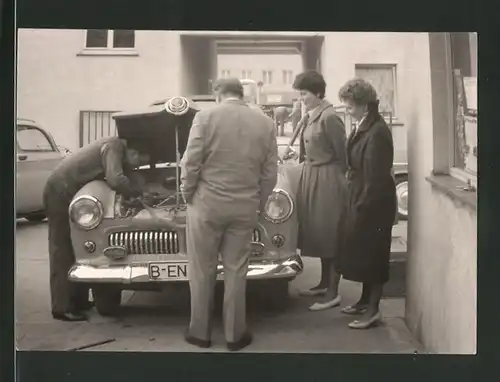 Fotografie Auto Ford Taunus, PKW mit Kfz-Kennzeichen Berlin wird repariert