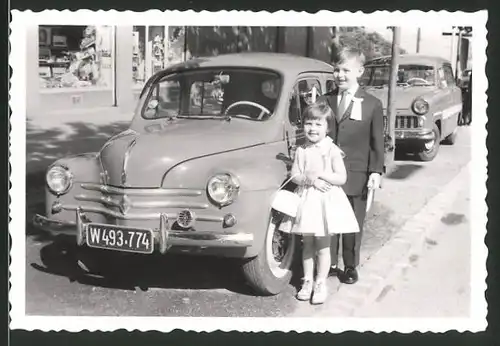 Fotografie Auto Renault, glückliche Kinder wohl gekleidet nebst PKW
