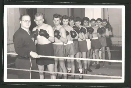 Fotografie Boxstall, Trainer & junge Boxer im Ring