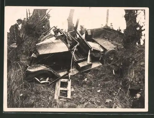 Fotografie Auto, Unfallwrack nach Zusammenstoss mit einem Baum