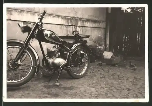 Fotografie Motorrad DKW, Krad auf einem Hinterhof