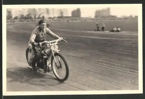 Fotografie Motorrad, Speedway Rennen, Bursche auf Rennmotorrad Startnummer 7